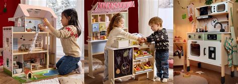 Dieťa hrajúce sa s drevenou kuchynkou