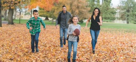 Dieťa rozprávajúce s rodičmi