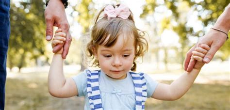 Ilustračná fotografia zobrazujúca rodiča, ako odprevádza dieťa do škôlky.