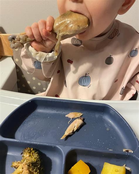 Dieťa si samo vyberá jedlo pri BLW