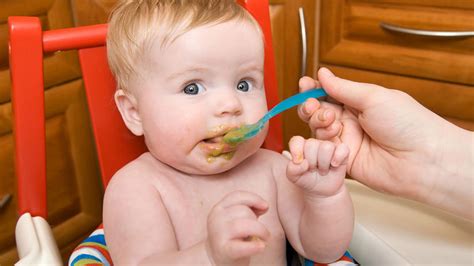 Dieťa s miskou hustej kaše