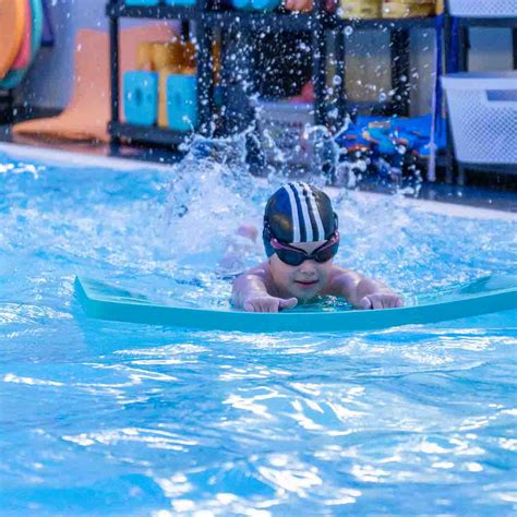 Deti s plaveckými pomôckami