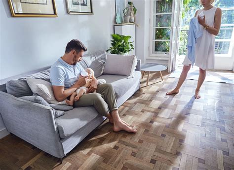 rodič kŕmi bábätko