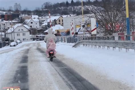 Rodina s dieťaťom v cestovnej postieľke počas pikniku