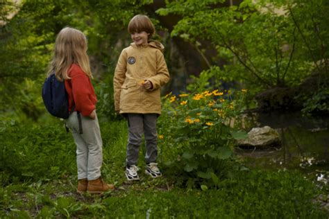 Rodič s dieťaťom na prechádzke v prírode, dieťa v šatke