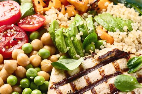 Tanier s vyváženým jedlom obsahujúcim zelenú fazuľku