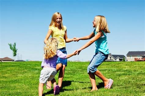 Deti sa hrajú s kockami a učia sa tvary