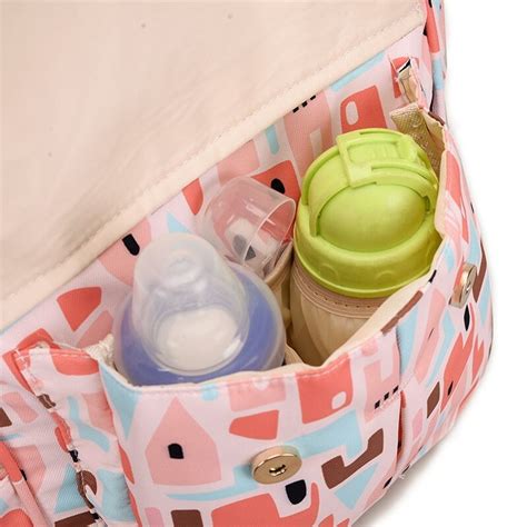 Ilustračný obrázok organizéra na kočík s fľašami a plienkami
