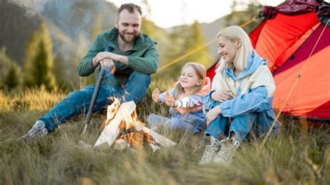 Rodina s dieťaťom v cestovnej postieľke v prírode
