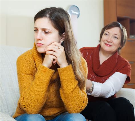 Ilustrácia znázorňujúca rodiča a dospelé dieťa diskutujúcich o financiách.