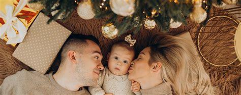 Symbolická fotografia rodičov s bábätkom