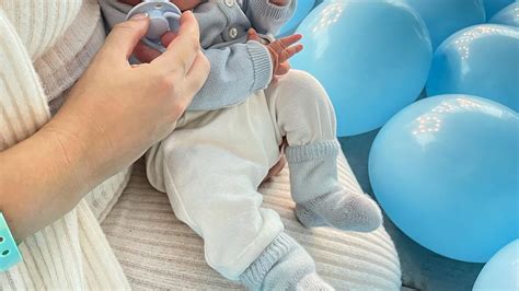 Bábätko skúma svoje ručičky