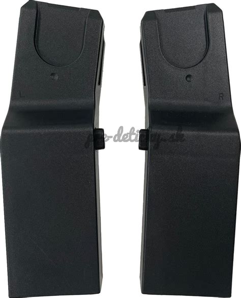 Detailný pohľad na skryté otvory pre nastavenie pásov na kočíku