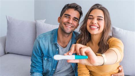 rodina oznamujúca tehotenstvo