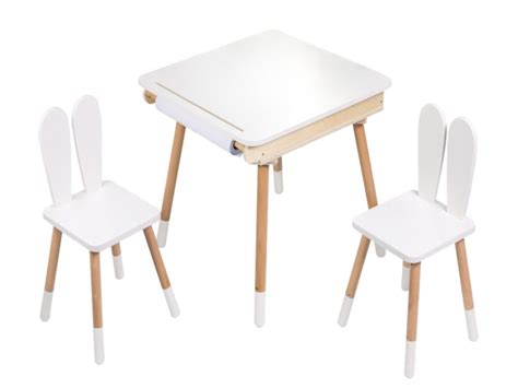 Ilustrácia detského jedálneho stolčeka