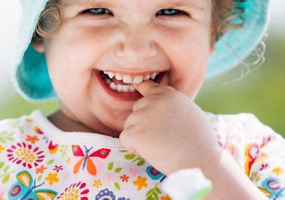 Dieťa usmiate vo fusaku Altabebe vonku