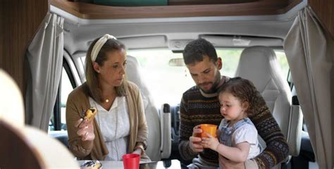 Detská rodina v aute s autosedačkami