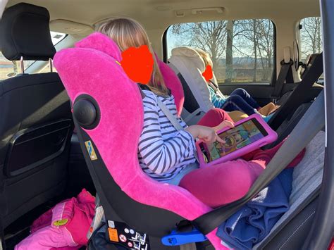 Ilustrácia rodiny cestujúcej autom s dieťaťom v autosedačke