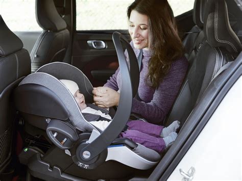 ilustrácia novorodenca v autosedačke vajíčko