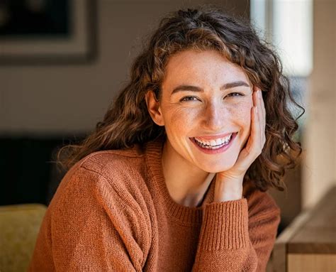 Žena si nahmata prsia