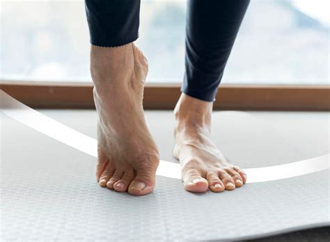 Ilustrácia tehotnej ženy s bolesťou nôh