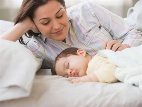 Žena v posteli s novorodencom