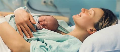 žena držiaca novorodenca po cisárskom reze