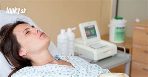 žena dojčiaca dieťa v nemocničnej posteli