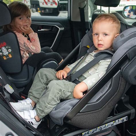 Ilustrácia porovnania účinnosti bezpečnostného pásu pre dospelých a detskej autosedačky pri náraze.