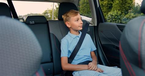 Ilustrácia rôznych pozícií autosedačiek v aute