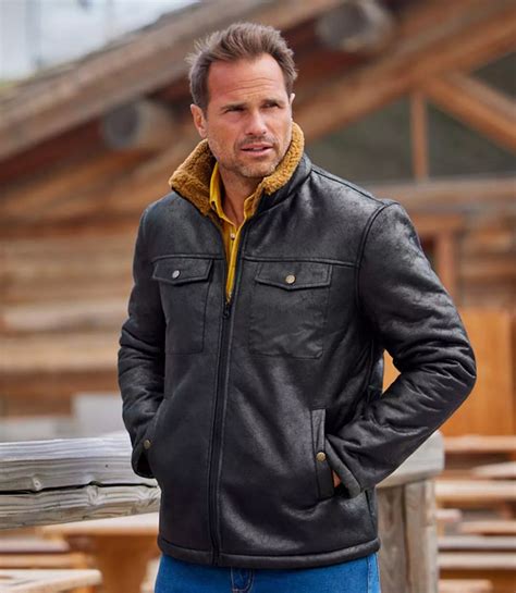 Infografika porovnávajúca vlastnosti ovčieho rúna a flisu