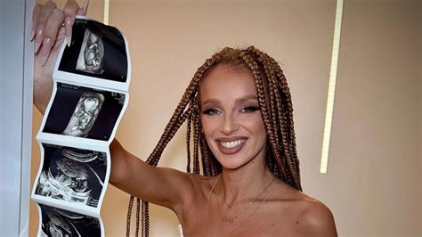 Tehotná študentka s učebnicami