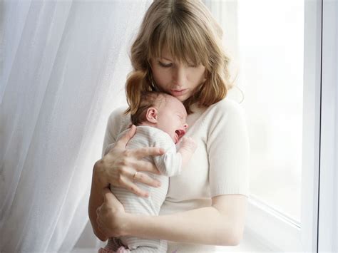 Matka drží plačúce bábätko v náručí