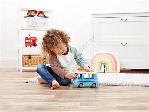 Dieťa sa hrá s mačkou pomocou hračky