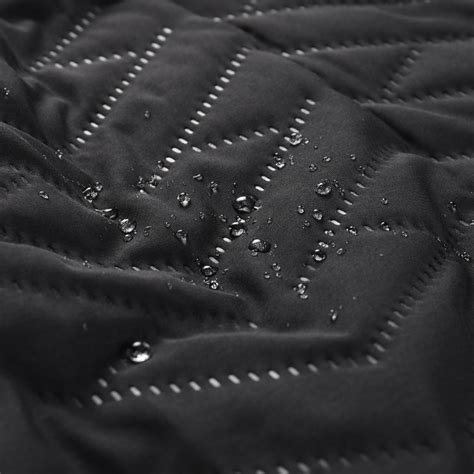 Detail materiálu fusaku s vodoodpudivou úpravou