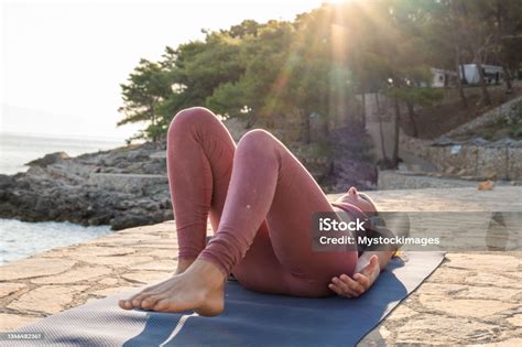 žena cvičí tehotenskú jogu