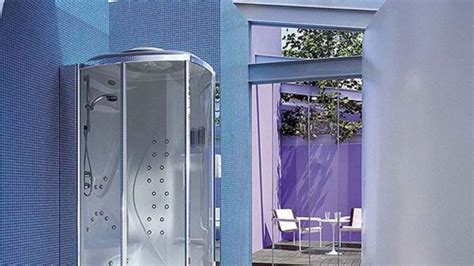 Žena si robí parný sedací kúpeľ