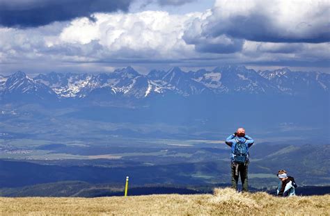 Žena v prírode s výhľadom na hory