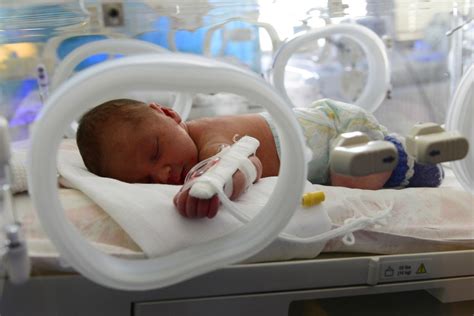 Dve bábätká v inkubátore