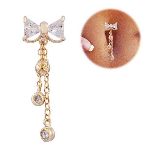 Žena s piercingom v pupku