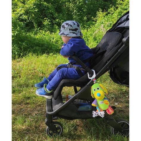 Ilustračná fotografia dieťaťa v kočíku s farebnou vložkou