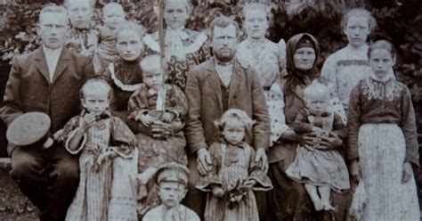 Historická fotografia rodiny s novorodencom