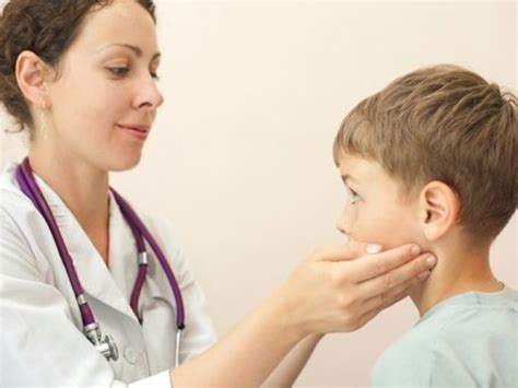 Detský lekár meria dieťa