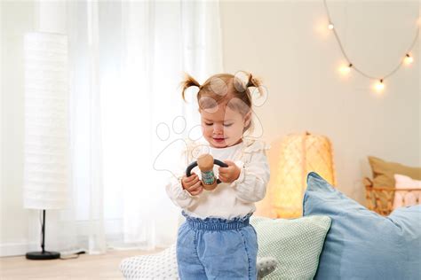 Dieťa sleduje hračku