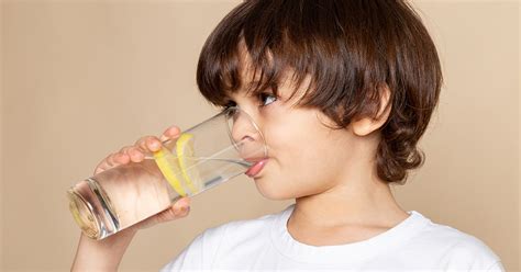 Dieťa s horúčkou pije tekutiny