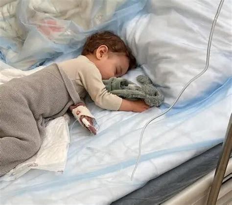 Dieťa skúmajúce rovnováhu