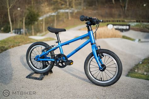 Dieťa si skúša detský bicykel