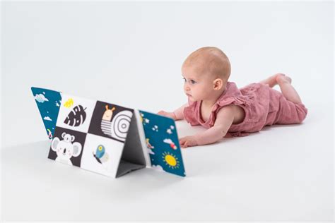 Dieťa opierajúce sa o lakte na brušku