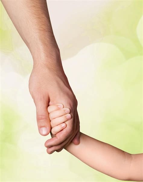 Detské ruky držia hračku