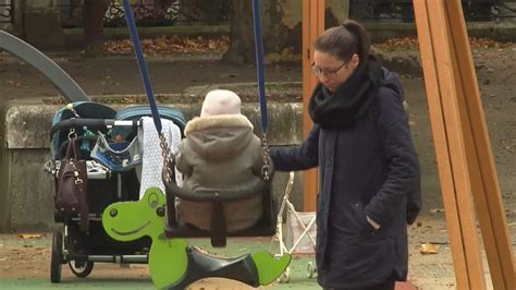 Ilustrácia dieťaťa a rodiča pri rozhovore